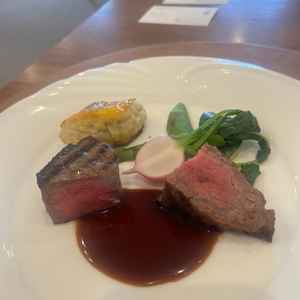 お肉料理と、魚料理を一皿ずつ提供頂きました。お肉は柔らかく美味しかったです。