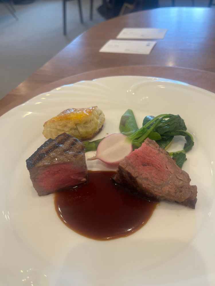 お肉料理と、魚料理を一皿ずつ提供頂きました。お肉は柔らかく美味しかったです。