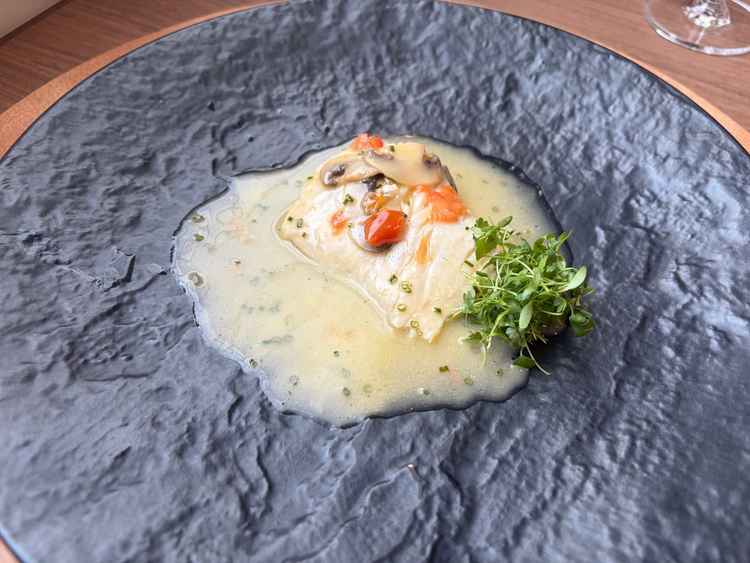 メインのお魚料理です。パンもついてきてソースにつけて食べることができました。