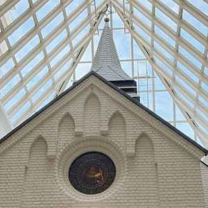 室内なのに、天井が高く青空が近い、気持ちのいい空間のチャペルでした！！素敵！！