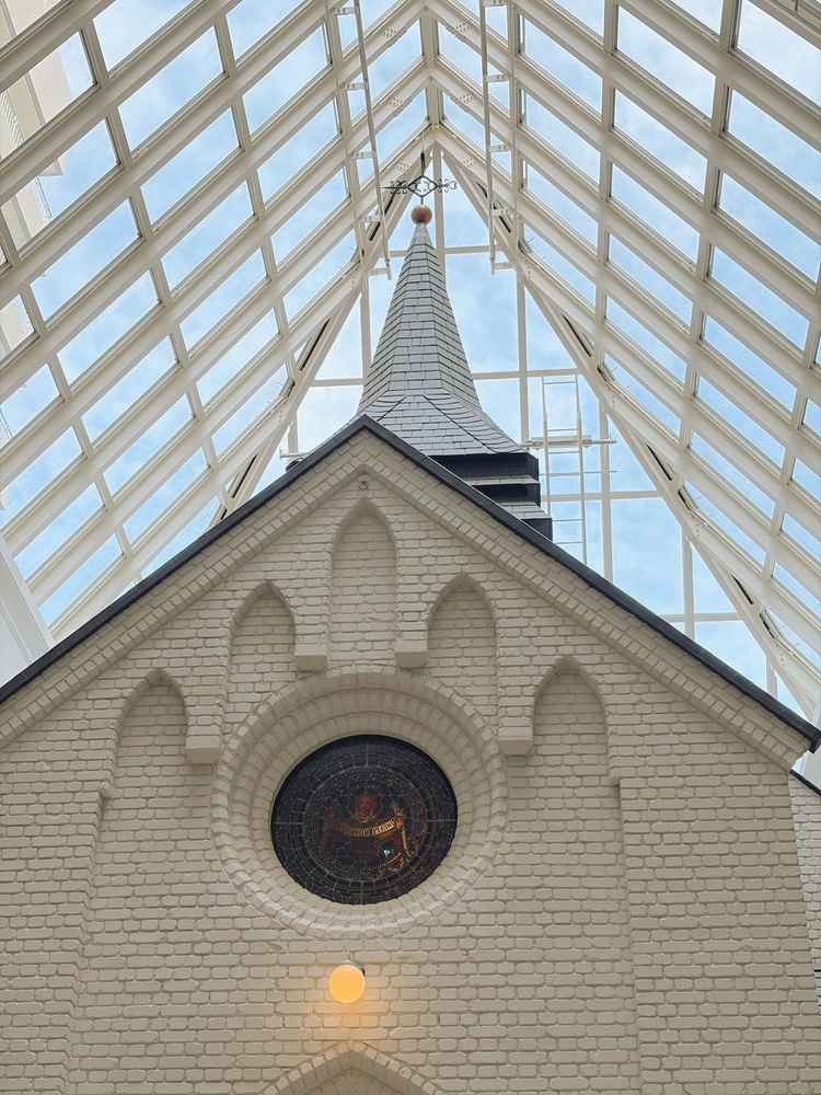 室内なのに、天井が高く青空が近い、気持ちのいい空間のチャペルでした！！素敵！！