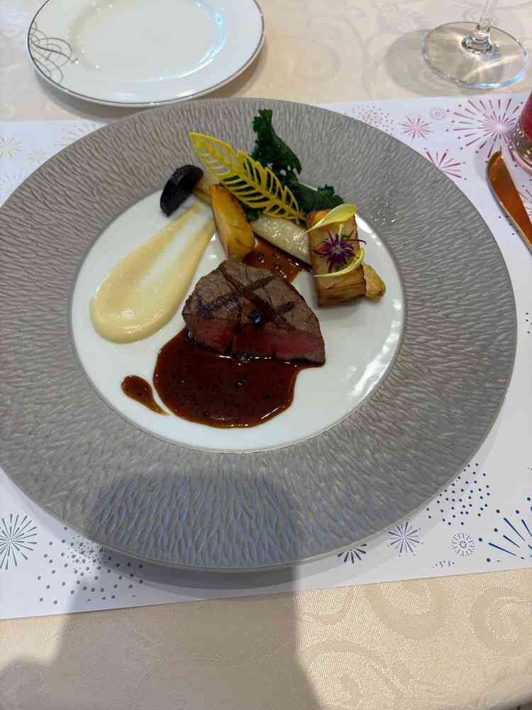 料理長からの説明もあり、暖かくとても美味しい料理でした。見た目も楽しめる飾り付けです。