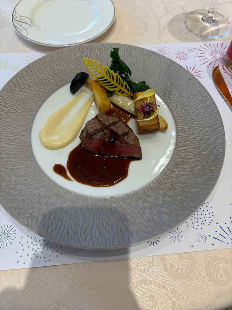 料理長からの説明もあり、暖かくとても美味しい料理でした。見た目も楽しめる飾り付けです。