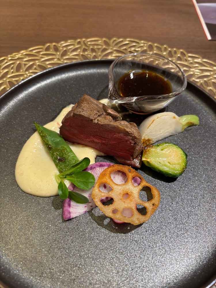 アルモニービーフを使ったメイン料理。