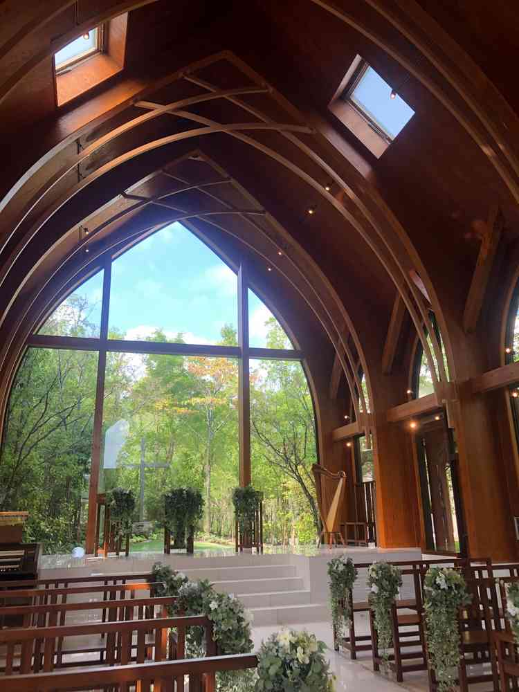 森を背景としたチャペルです。日の光が入り、神秘的な雰囲気でした。木の匂いがして癒されるチャペルです。