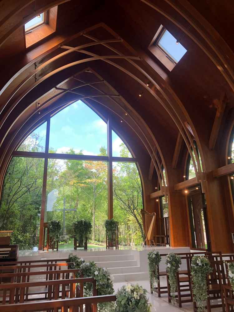 森を背景としたチャペルです。日の光が入り、神秘的な雰囲気でした。木の匂いがして癒されるチャペルです。