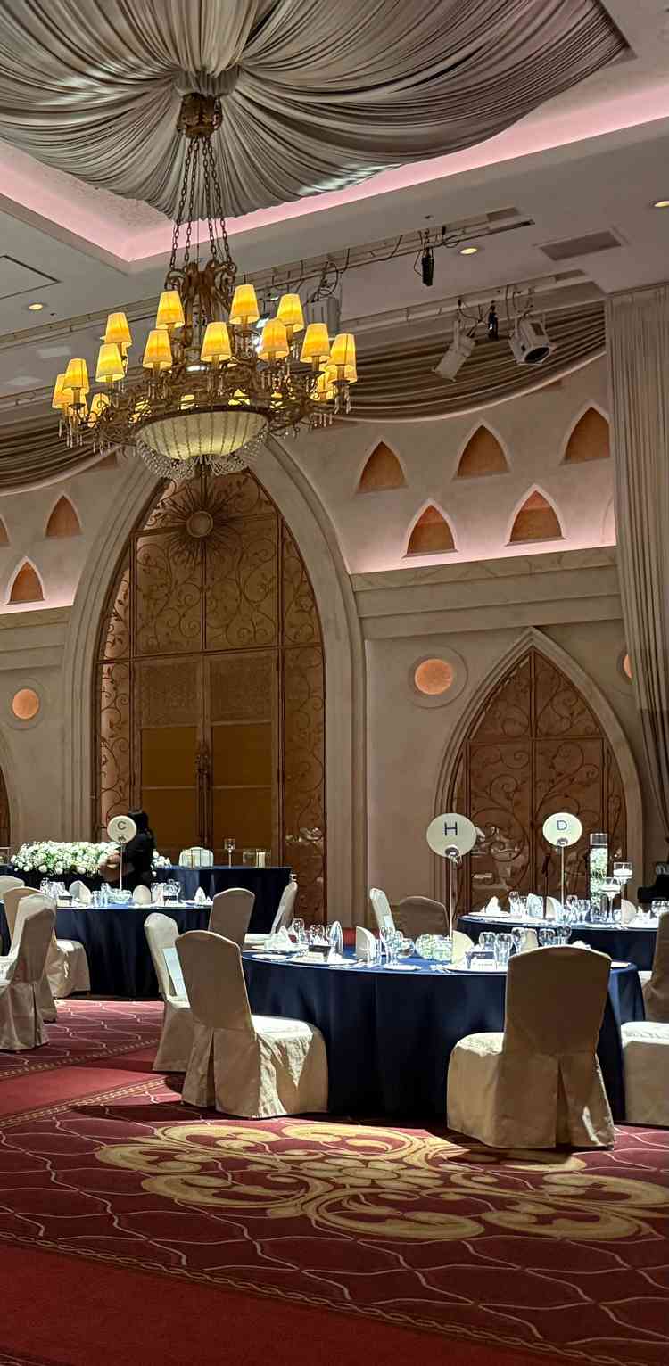 海の方じゃない披露宴会場が天井が高く高級感があり想像以上によかったです。