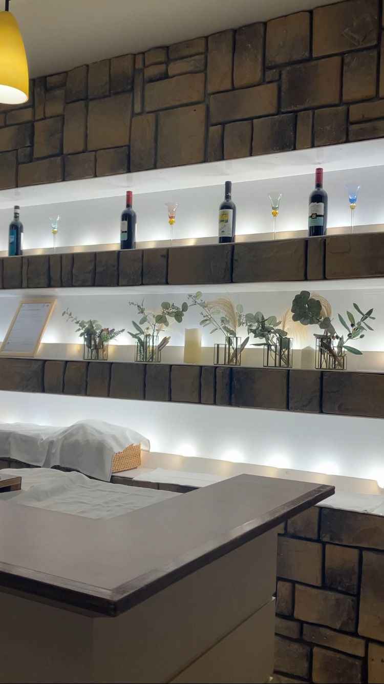 白を基調とした待合スペースにドリンクを用意していただく場所がありました。おしゃれでした。