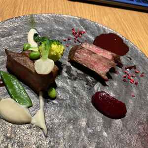 メイン料理の試食がありました。当日も色をテーマにしたプランから選択していく。