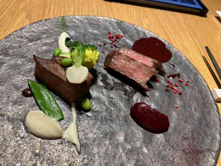 メイン料理の試食がありました。当日も色をテーマにしたプランから選択していく。