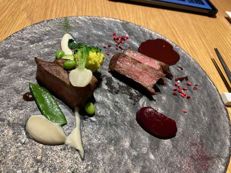 メイン料理の試食がありました。当日も色をテーマにしたプランから選択していく。