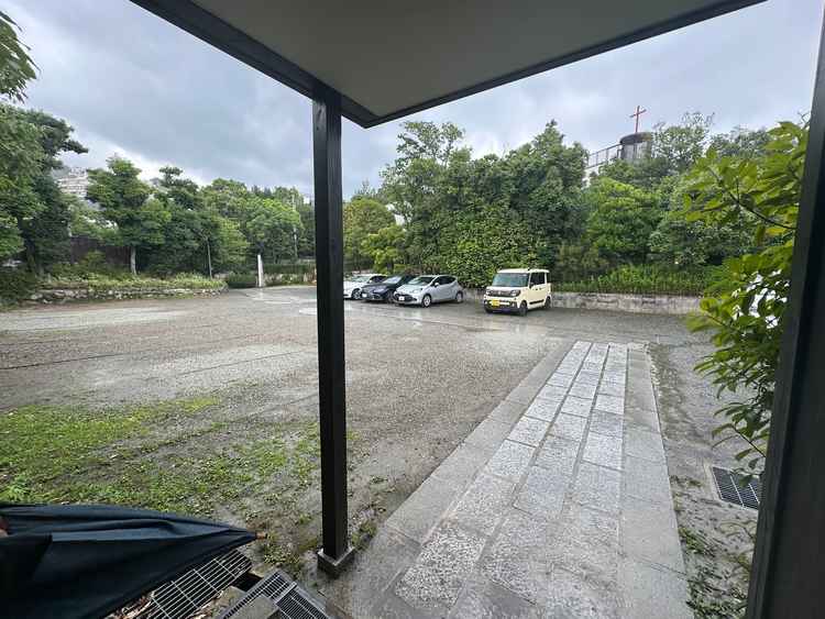 チャペル→披露宴会場への動線。駐車場の間で雨が降ると大変。