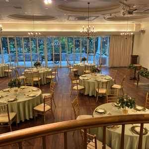 シャンデリアが印象的な広い披露宴会場