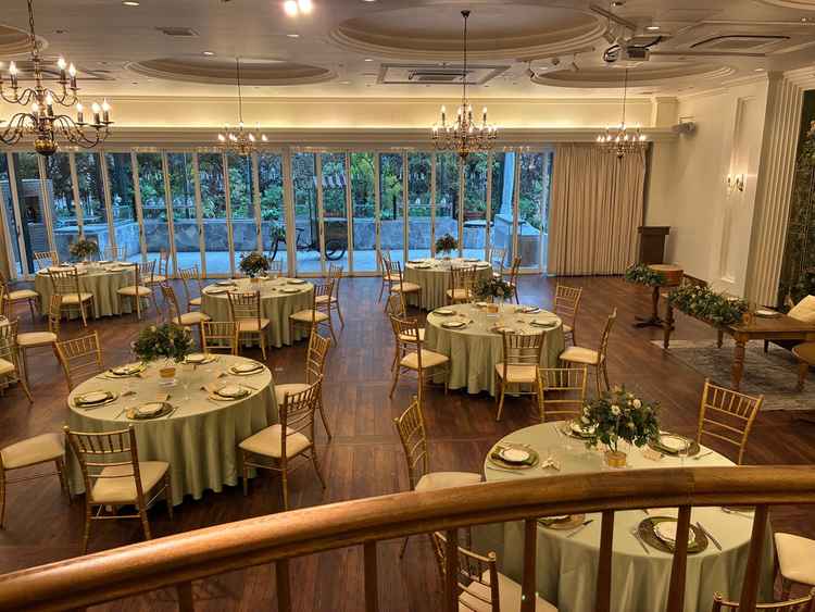 シャンデリアが印象的な広い披露宴会場