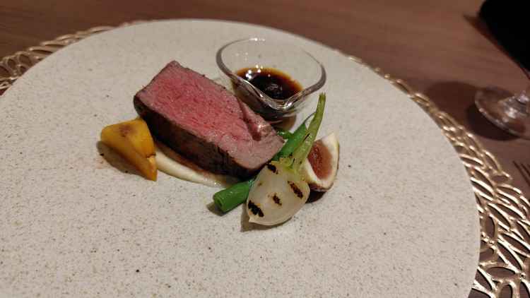 コースのメインとなる料理。ボリュームがあり良かったです。