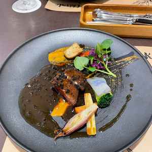 試食会のお肉料理。盛り付けも美しく、美味しかったです、