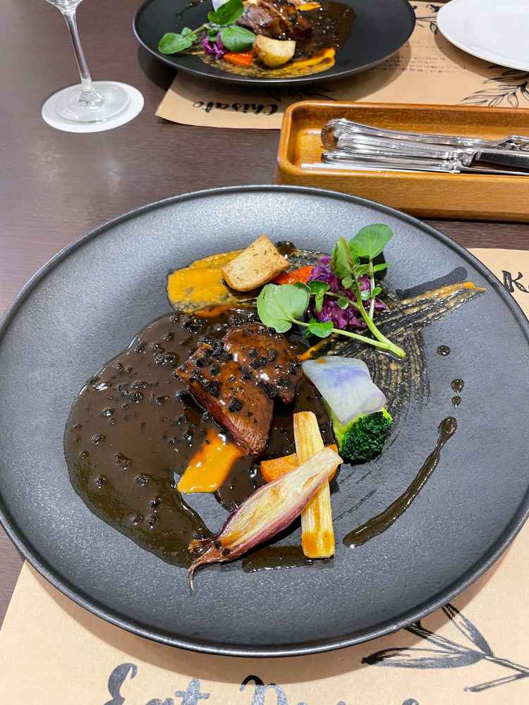 試食会のお肉料理。盛り付けも美しく、美味しかったです、