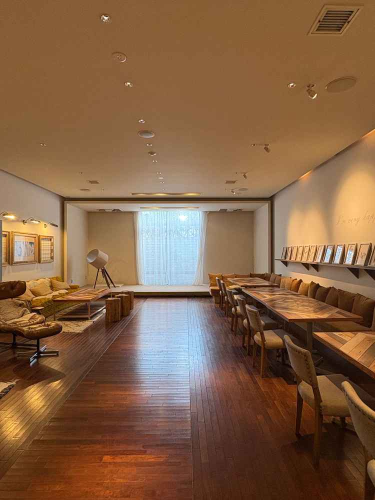 ゲスト用控え室です。カーテンがあり柔らかな光が入ってきます。