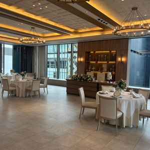 披露宴会場の写真。シンプルな木ベースの会場でした。