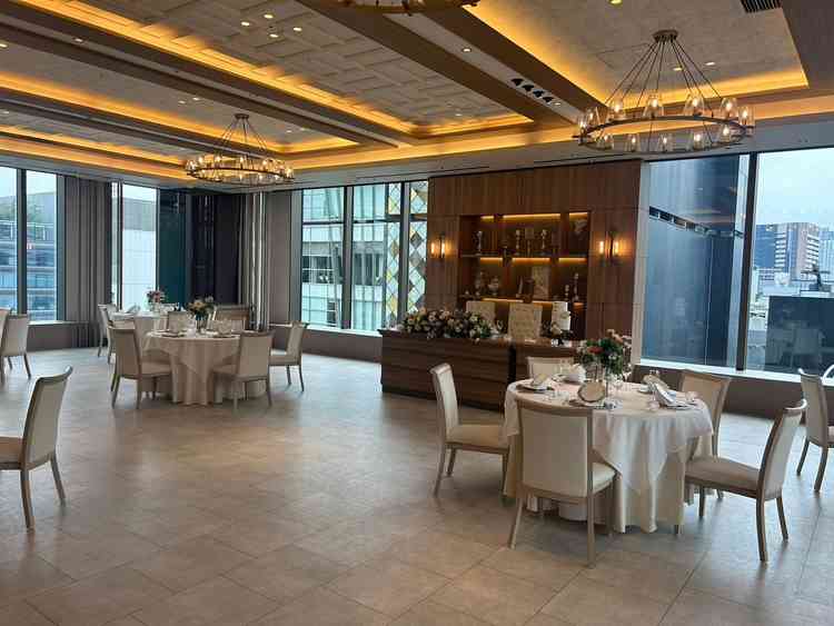 披露宴会場の写真。シンプルな木ベースの会場でした。