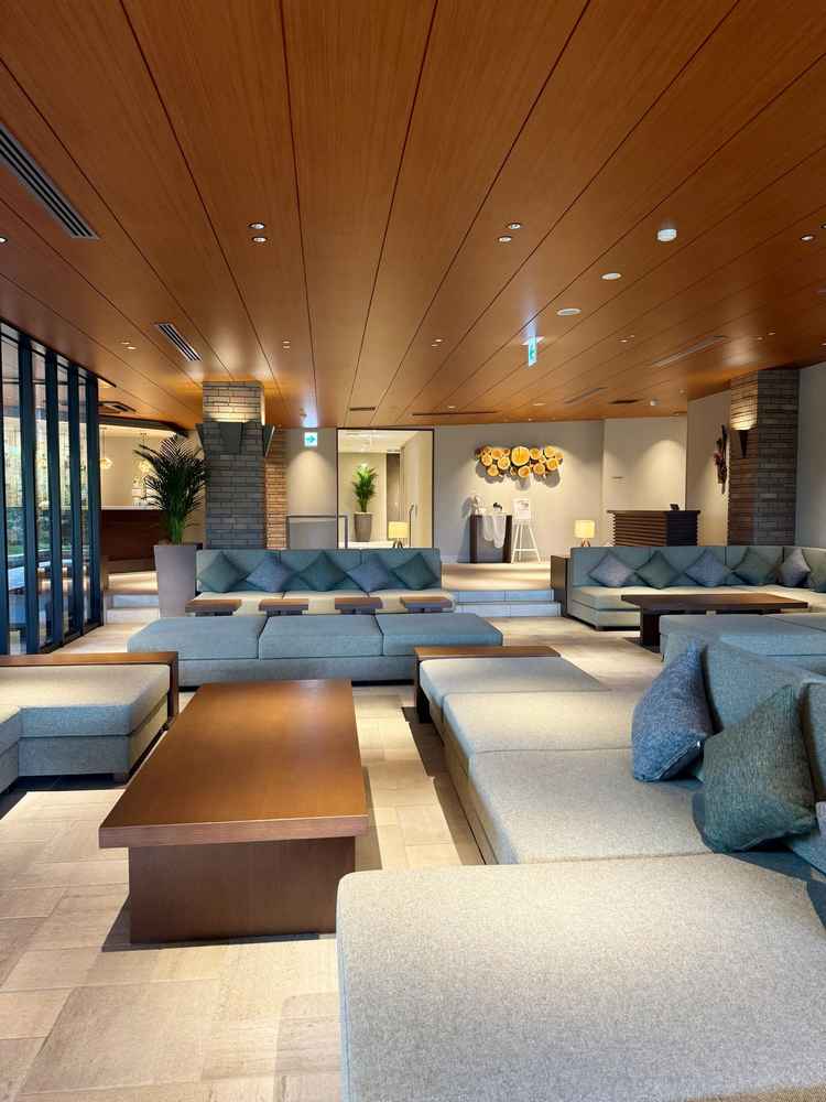 待合ラウンジはソファタイプなのでゲスト全員が座れるのがいい