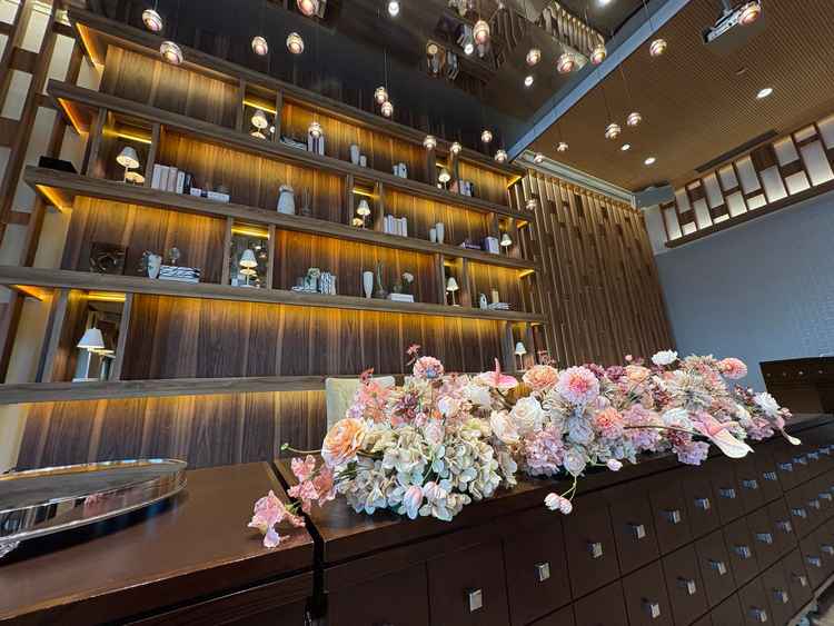 披露宴会場を3ヶ所見学したうちの2つ目の会場です。お花がとても綺麗でした。