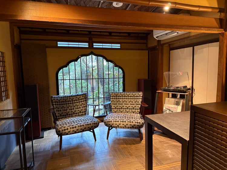 待合室の写真。レコードが置いてあったり、和の中に洋の要素もある素敵な空間でした。