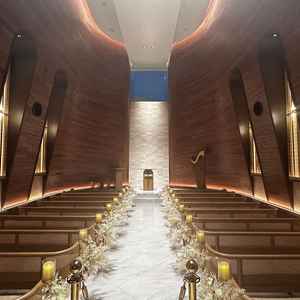 チャペルです。ウッド調で暖かい雰囲気の会場でしま。ウェディングドレスが映えそうです。