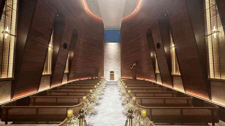 チャペルです。ウッド調で暖かい雰囲気の会場でしま。ウェディングドレスが映えそうです。