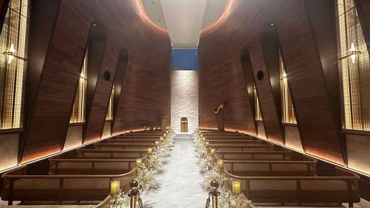 チャペルです。ウッド調で暖かい雰囲気の会場でしま。ウェディングドレスが映えそうです。