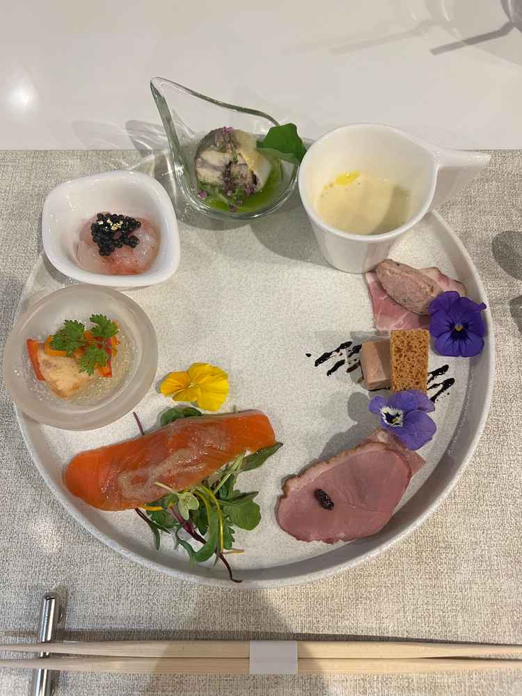 最初に試食をいただきました。海鮮が美味しいです。