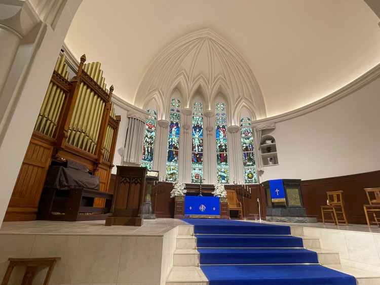 ステンドグラスとパイプオルガンのあるチャペル、ブルーのバージンロードも映えててよかったです