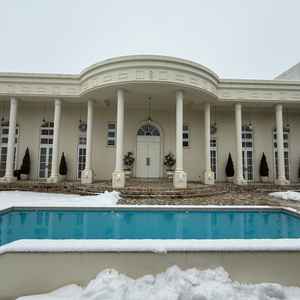 一棟貸しの式場で、ロビーからチャペル、披露宴会場まで渾然一体となっていました。