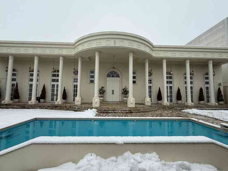 一棟貸しの式場で、ロビーからチャペル、披露宴会場まで渾然一体となっていました。