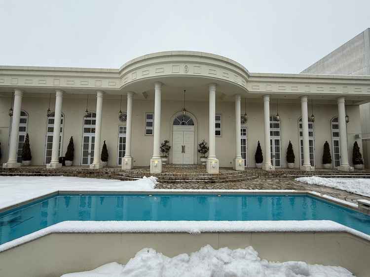 一棟貸しの式場で、ロビーからチャペル、披露宴会場まで渾然一体となっていました。