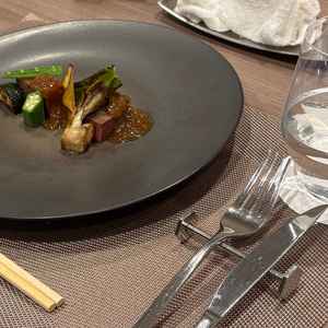 2人同じ料理で別々の皿での提供で雰囲気の違いを説明