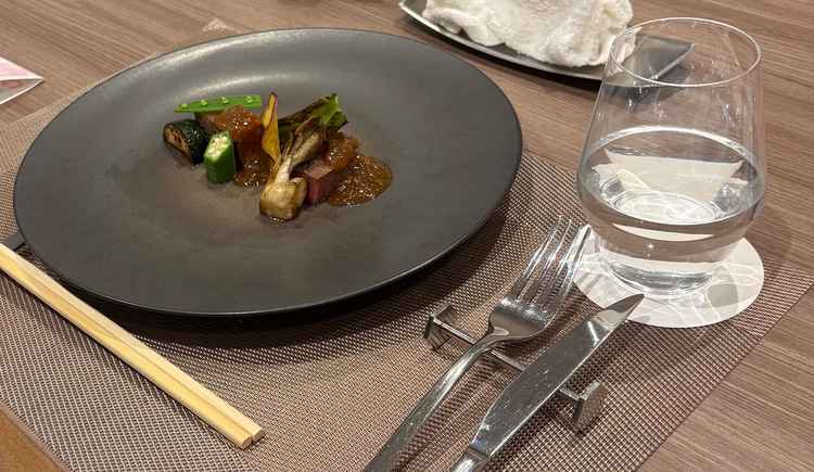 2人同じ料理で別々の皿での提供で雰囲気の違いを説明