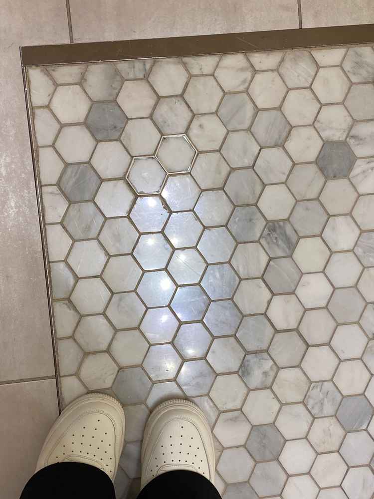 バージルロードを歩く前に2人でタイルをはめてバージンロードを完成させる演出は初めてでとても良い。