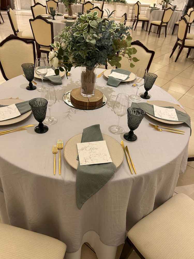 披露宴会場のテーブルコーディネートの写真。ナチュラルな緑基調の例で、参考になりました。