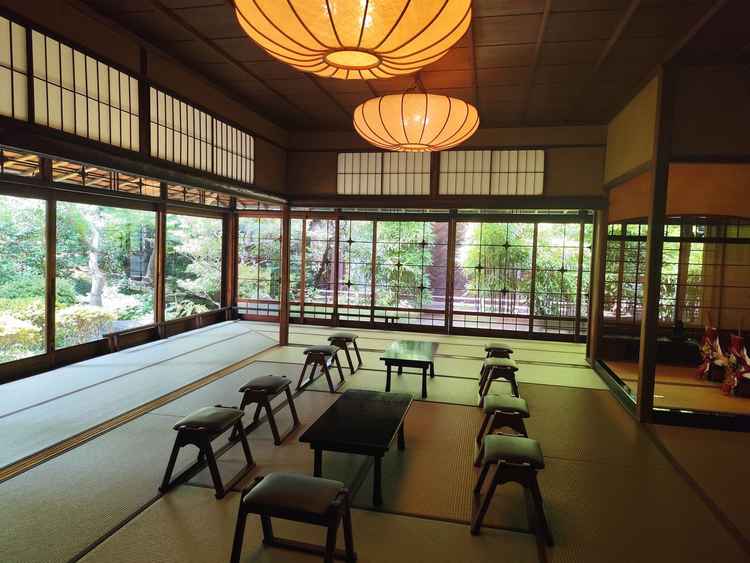 親族控室に使用するお部屋です。2面ガラス張りになっていてお庭が綺麗です。