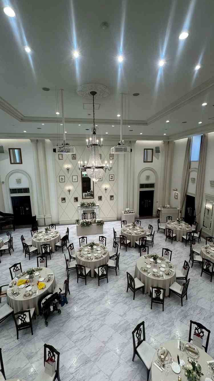 披露宴会場の写真になります。大きな階段から入場ができる披露宴会場になり上から撮った写真になります。