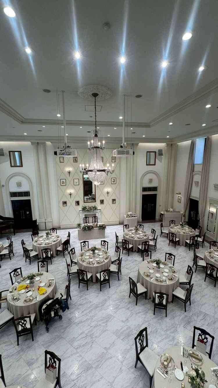 披露宴会場の写真になります。大きな階段から入場ができる披露宴会場になり上から撮った写真になります。