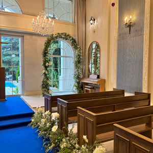 チャペルの前方。壁が温かみのある白色で、ドレスがとても映えそうな空間でした。窓から外にも出られます。