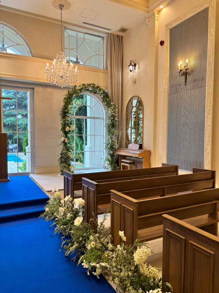 チャペルの前方。壁が温かみのある白色で、ドレスがとても映えそうな空間でした。窓から外にも出られます。