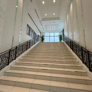 アフターセレモニーの階段。他の式場と比較すると階段が長く大人数でも窮屈にならないのではと思いました。