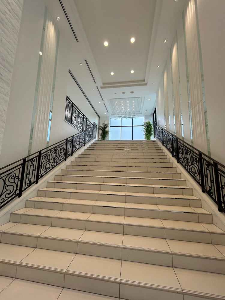 アフターセレモニーの階段。他の式場と比較すると階段が長く大人数でも窮屈にならないのではと思いました。