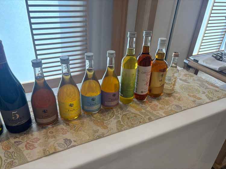 京都で作られているというお茶。種類も豊富で並んでいるボトルも素敵でした。