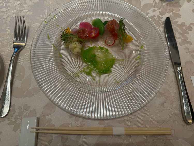 料理は美味しくて大満足。各階にキッチンが併設されており、最適なタイミングで温かい料理が提供できる。