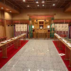 神前式の結婚式を行うとしたらこのような感じになるみたいです。雰囲気が違ってどちらにするか悩みます。