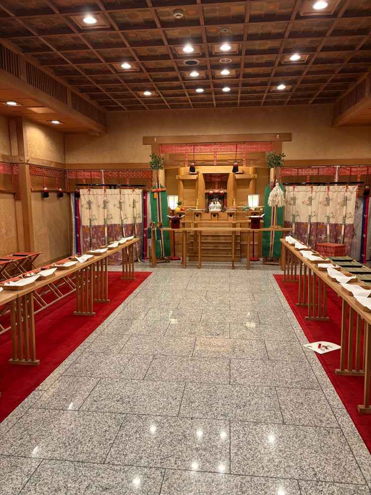 神前式の結婚式を行うとしたらこのような感じになるみたいです。雰囲気が違ってどちらにするか悩みます。